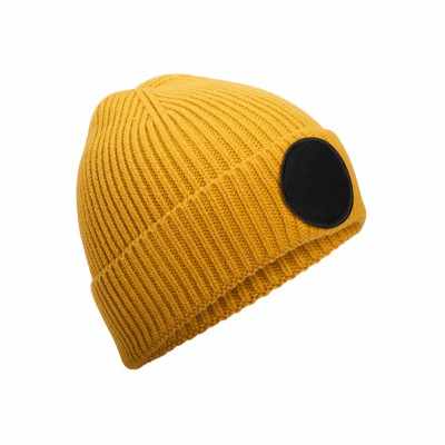 Berretto con toppa circolare alla moda