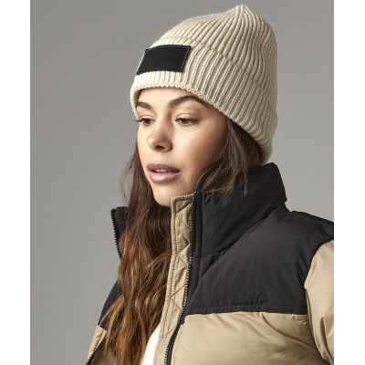 Berretto con toppa alla moda
