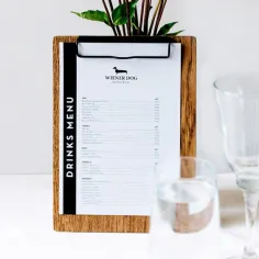 Portamenù in legno con incisione logo