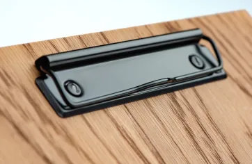 Portamenù in legno con incisione logo