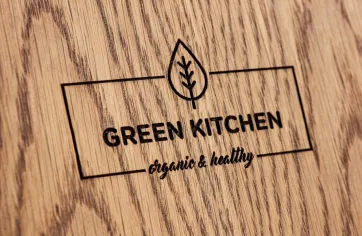 Portamenù in legno con incisione logo