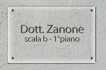 Targhe in plexiglass incise su 2 righe f.to 30x40 cm.