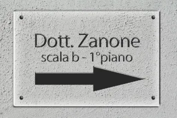 Targhe in plexiglass incise su 3 righe f.to 30x40 cm.