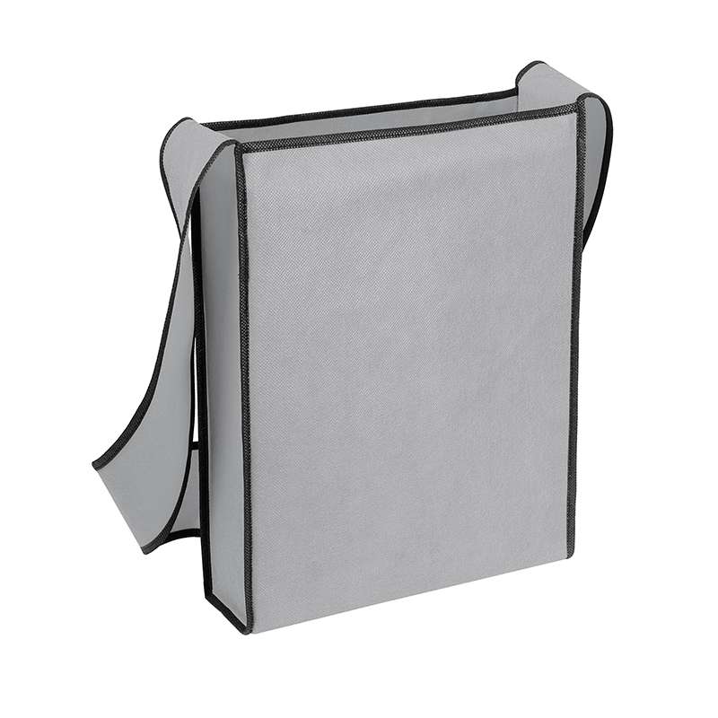 Tracolla in TNT personalizzata con soffietto f.to 30x38,5x8,5 cm. - cod. PG165