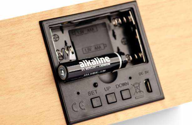Orologio da tavolo con caricabatteria wireless